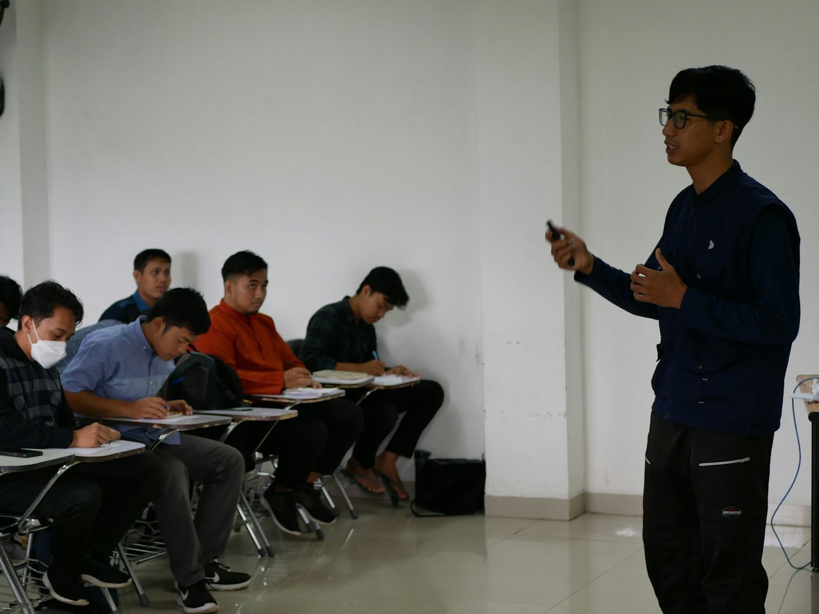 Trainer teaching a classroom of employees during an OSH Coordinator course